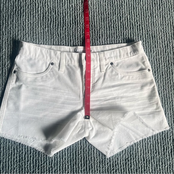 Carve Designs Oahu Corduroy short in color Cloud (ivory) size 0 worn once - Picture 4 of 6
